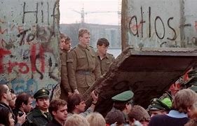 Bildresultat för berlinmurens fall